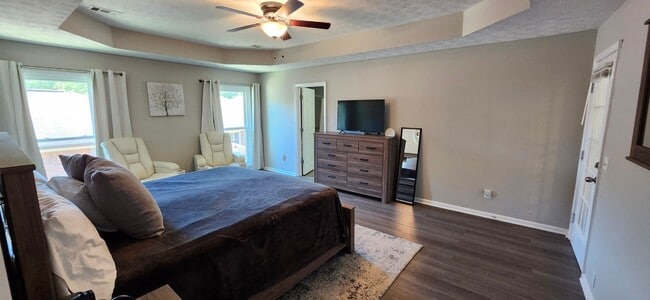 Building Photo - 4 bedroom home in North Columbus
