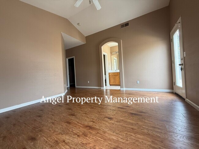 Building Photo - 2125 Galen Dr