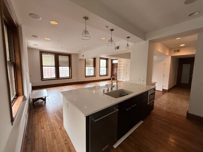 Building Photo - Beautiful and Spacious 3 BDRM 2 BATH Unit in the Heart of Public Square