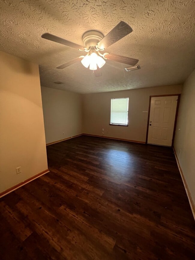 Building Photo - 2bed/1bath off Hampton for August!!!