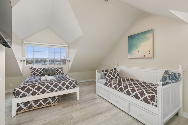 Building Photo - Spacious 3 BD/3 BA Furnished Home Near Mission Beach 9-Month Lease