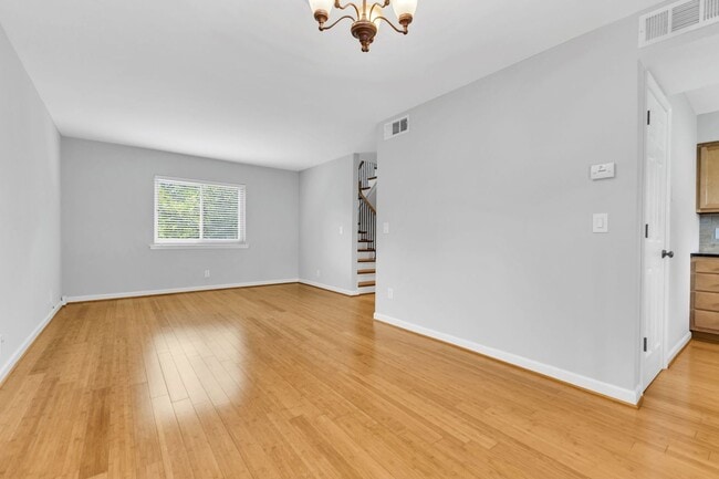 Building Photo - Beautiful Green Hills Townhome With Garage