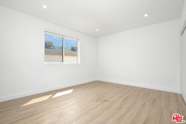 Building Photo - 1832 S Barrington Ave