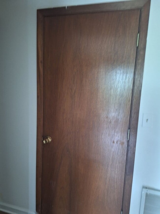 Building Photo - Basement Rancher located in Farragut/ NO PETS.