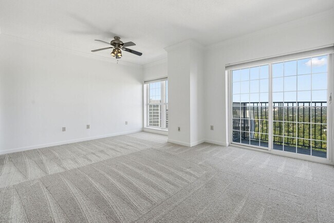 Building Photo - Penthouse Living in Midtown!