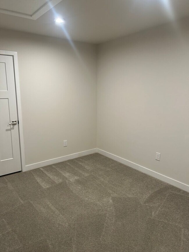 Building Photo - Simpsonville - 3/ 2.5, 1952  SF