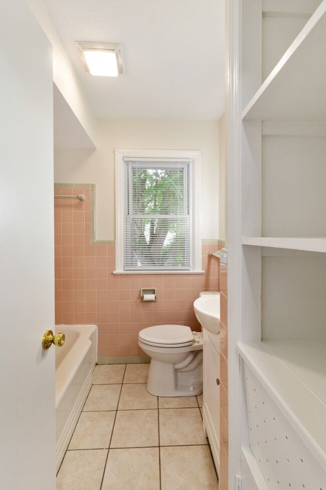 Building Photo - 559 Bailey St