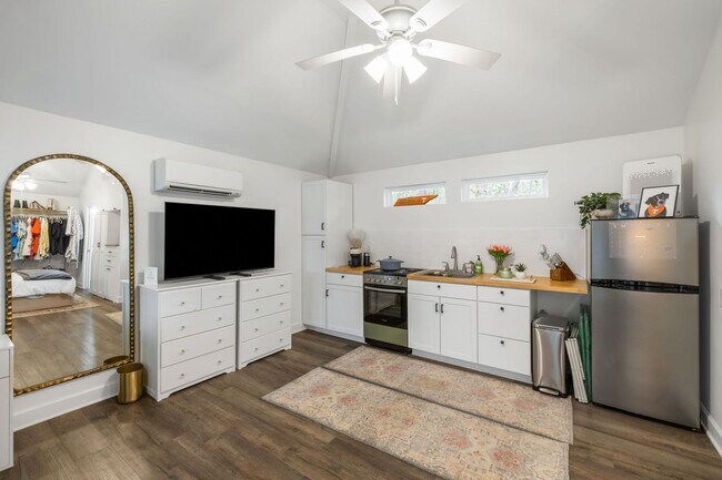 Building Photo - 3BD/3BA PLUS LOFT AND DETACHED ADU Located in SOUTH WINDAMERE-Available May 1, 2026!