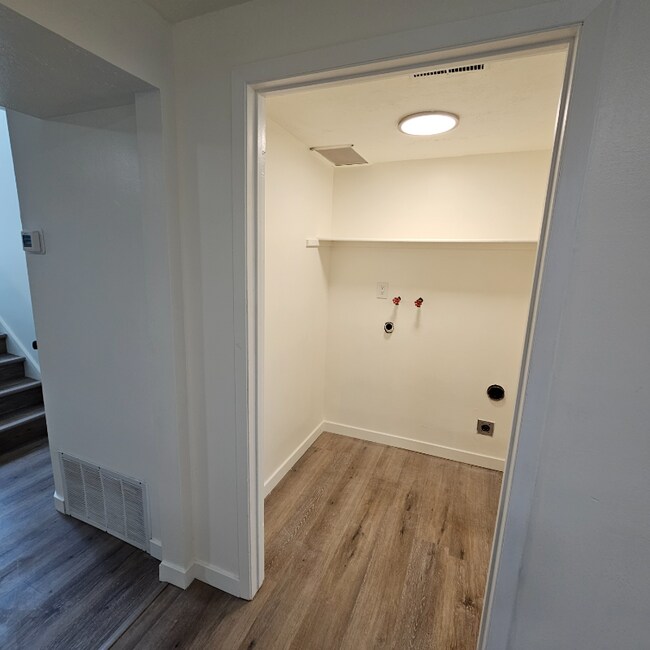 Building Photo - 922-928 E Fairclough Dr