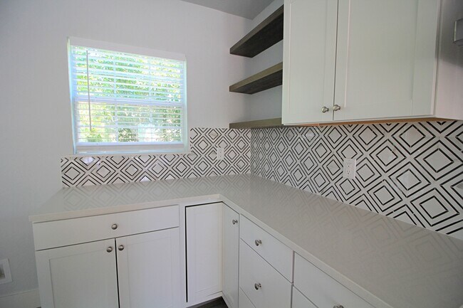 Building Photo - 3 Bedroom 2 Bath Modern home.