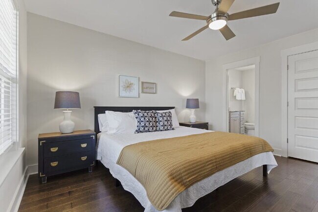 Building Photo - Luxurious 4-Bed Townhouse with Fireplace &...