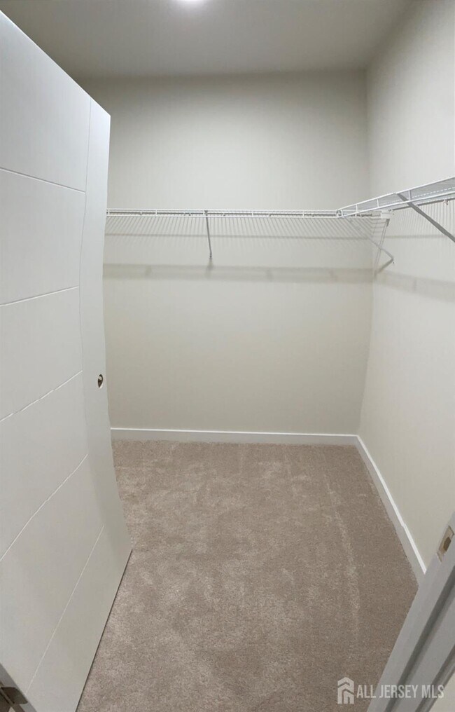Building Photo - 611 Lorhan Dr