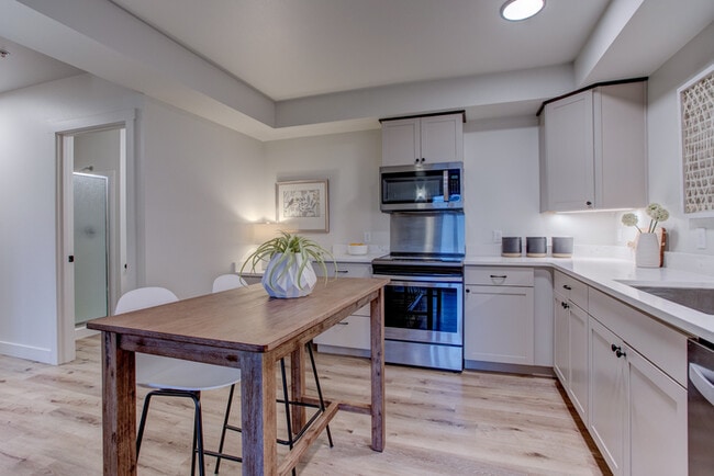 Building Photo - Luxury top floor 2bd in the heart of Sellw...