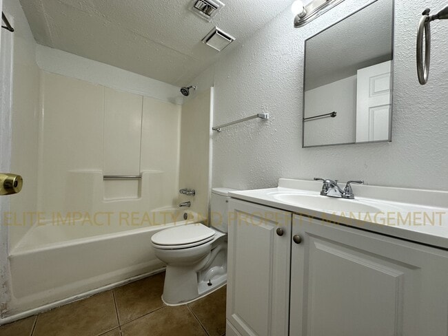 Building Photo - 423 E Thoroughbred St