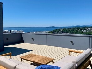 Building Photo - Queen Anne Home