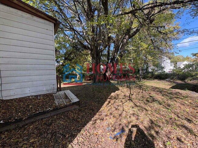 Building Photo - Three Bedroom House | Move in Ready