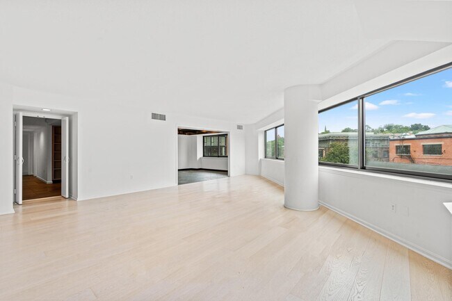 Building Photo - 1015 33rd St NW