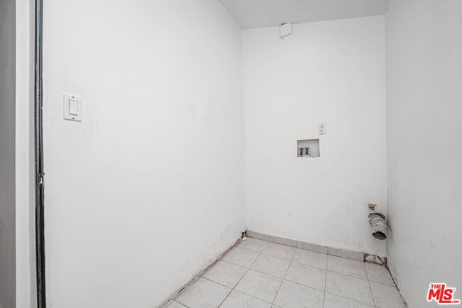Building Photo - 20746 Clarendon St