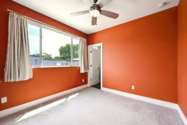 Building Photo - Chic on Chestnut!