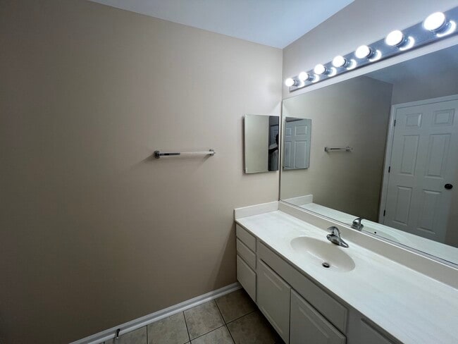 Building Photo - 2820 White Thorn Cir