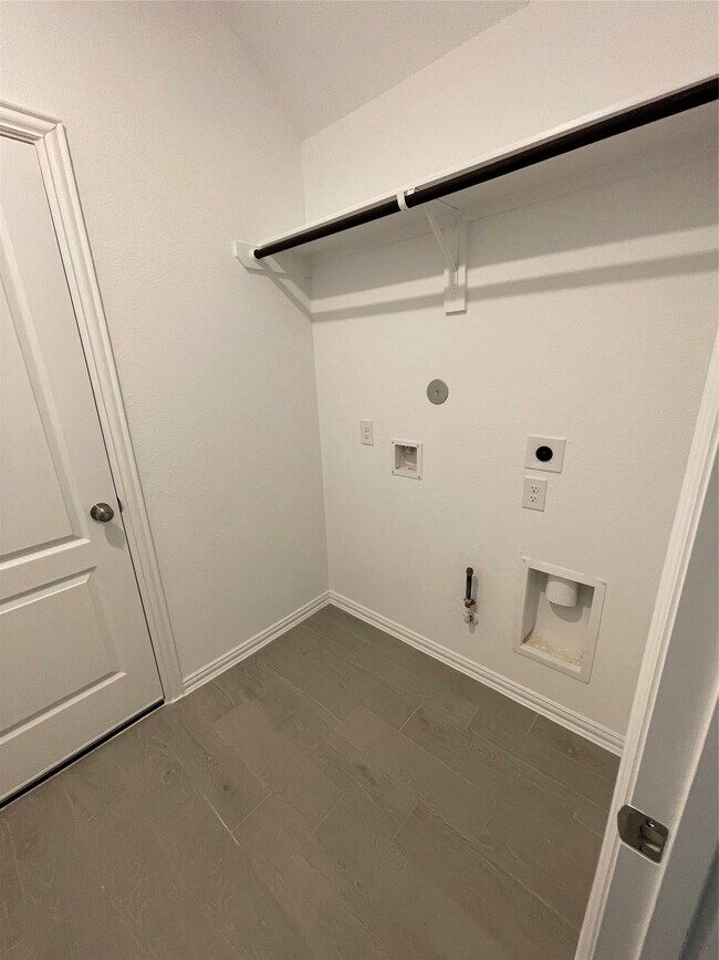 Building Photo - 8111 Royal Palm Ct