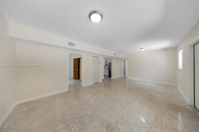 Building Photo - 1096 Raven Ave