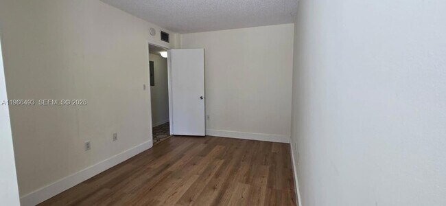 Building Photo - 10221 Fontainebleau Blvd