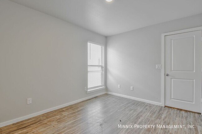 Building Photo - 2012 Kenwood Ave