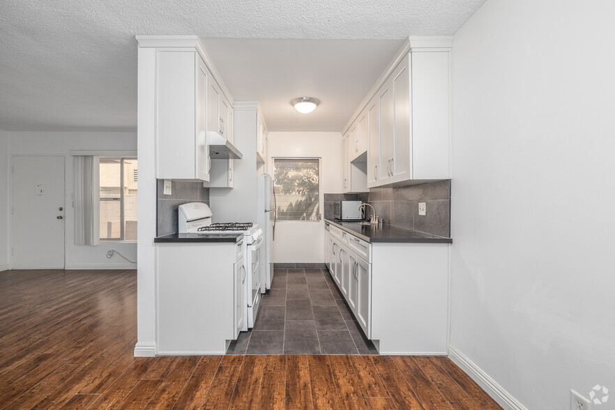 2BR, 1.5BA - 1,000SF - Kitchen - 1475 S Wooster St