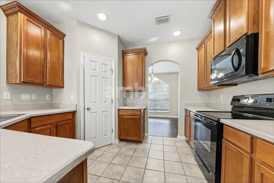 Building Photo - 9243 Prosperity Lake Dr