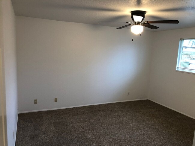 Building Photo - Updated single level 2 bedroom 1 bath duplex in Springfield!