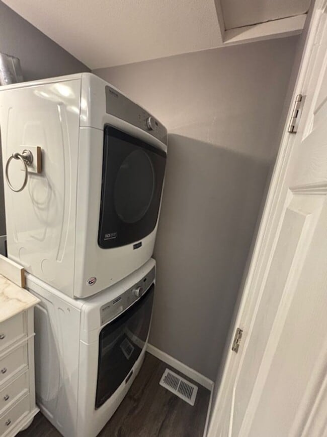 Building Photo - 1 Bedroom 1 Bath Apt. with huge garage in Newberg