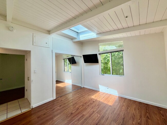 Building Photo - Mid Century Modern 2 bdrm 1 bath