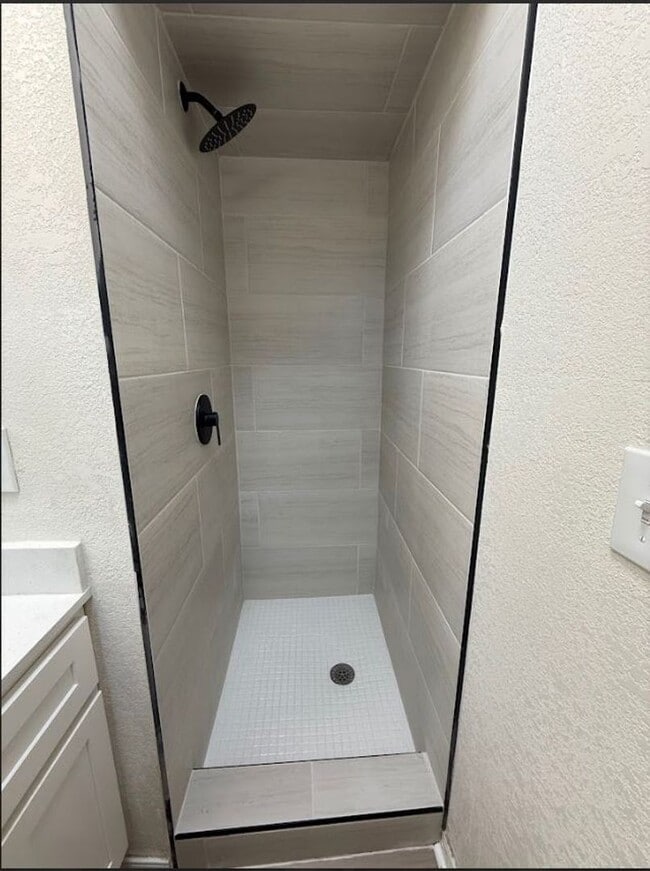 Building Photo - 5 Bedroom 2 Bath Available!!