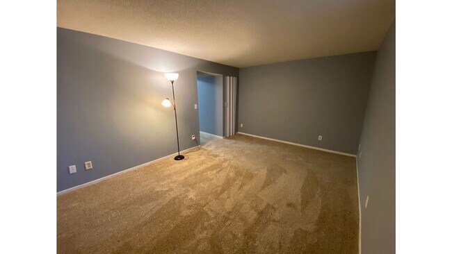 Building Photo - Spacious 3 - Bedroom Townhome with Modern ...