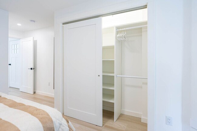 Building Photo - 42 White St Pl