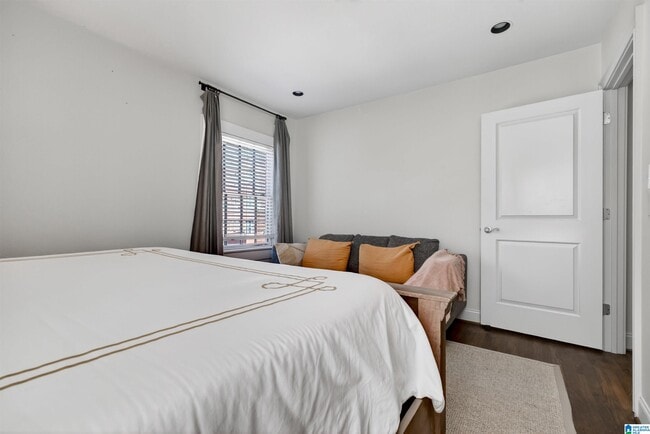 Building Photo - 2700 Highland Ave
