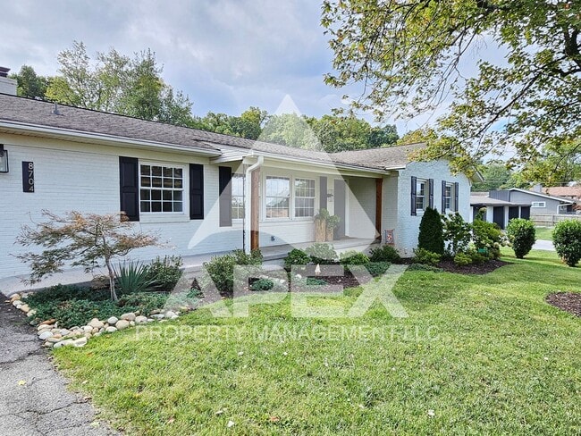 Building Photo - Renovated & Stunning - Single level Brick ...