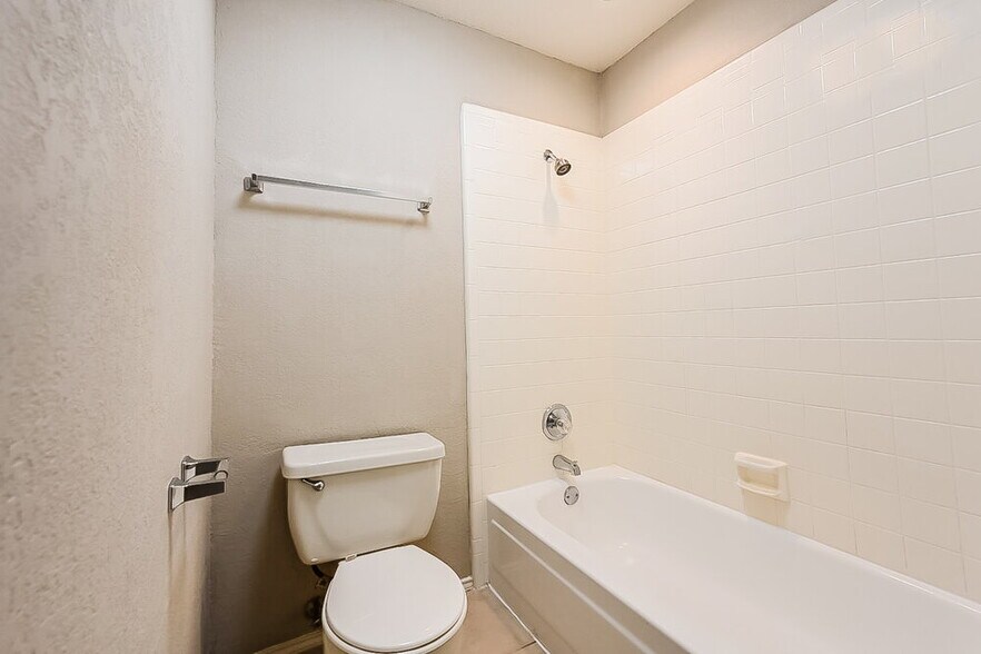 Building Photo - 6217 Cool Springs Dr