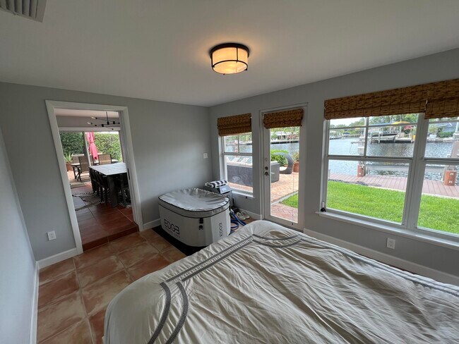 Building Photo - 1653 Poinsettia Dr
