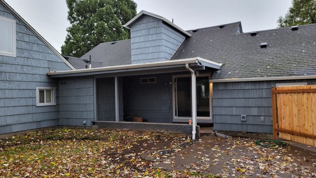 Building Photo - Beautiful 3 bed 2 bath in Springfield with...