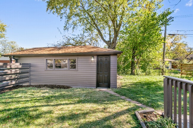 Building Photo - 17135 Highland Ave