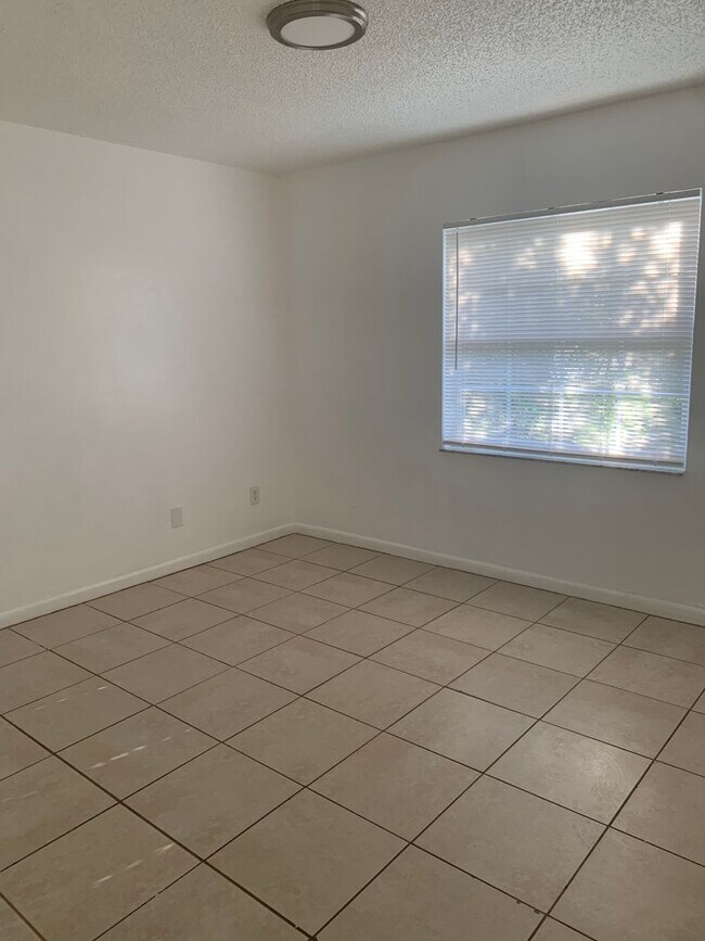 Building Photo - Vero Beach 2 Bedroom 1 Bath