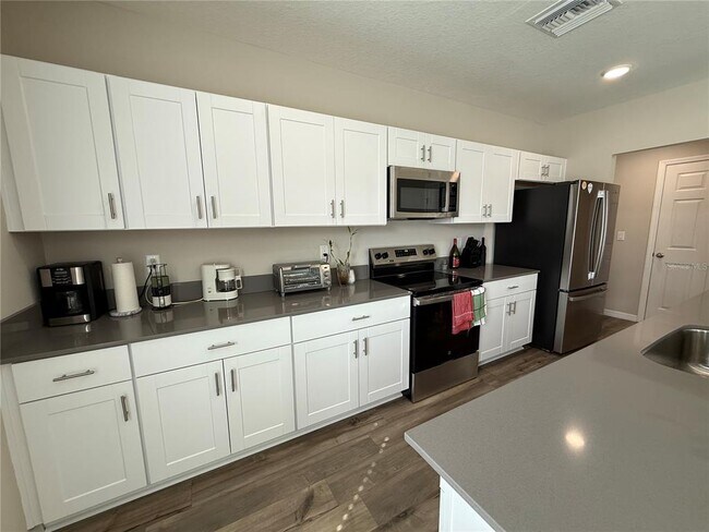 Building Photo - 3464 Dahlia Dr