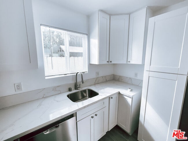 Building Photo - 2450 W 60th St