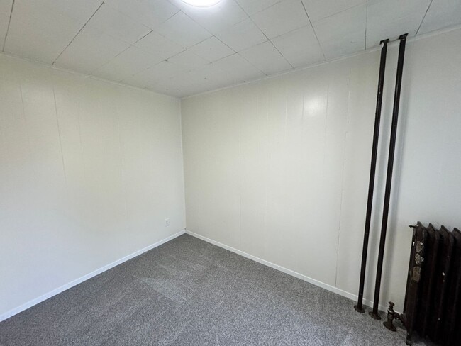 Building Photo - Available June 1st - 2 bed/1 bath Lower Duplex!