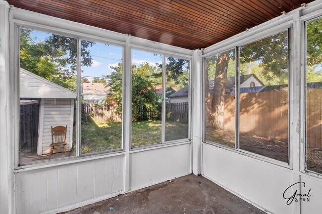 Building Photo - $1300 3 bedrooms