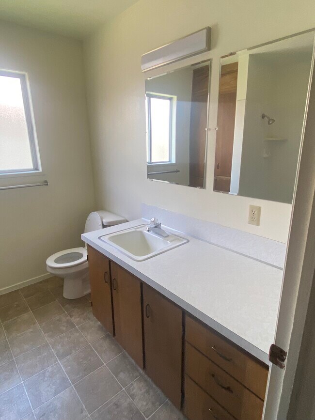 Building Photo - 372 W 200 N