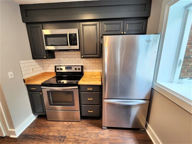 Building Photo - COMING SOON... Beautiful 2BR/1.5BA Townhouse in Hermitage Meadows!