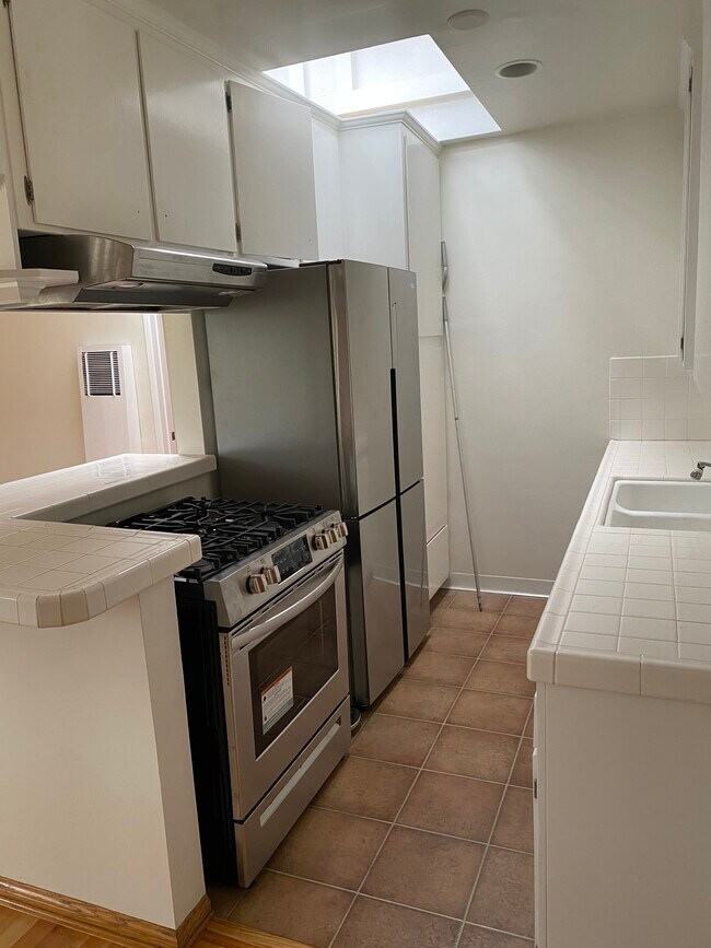 Kitchen appliances - 1739 Washington Way